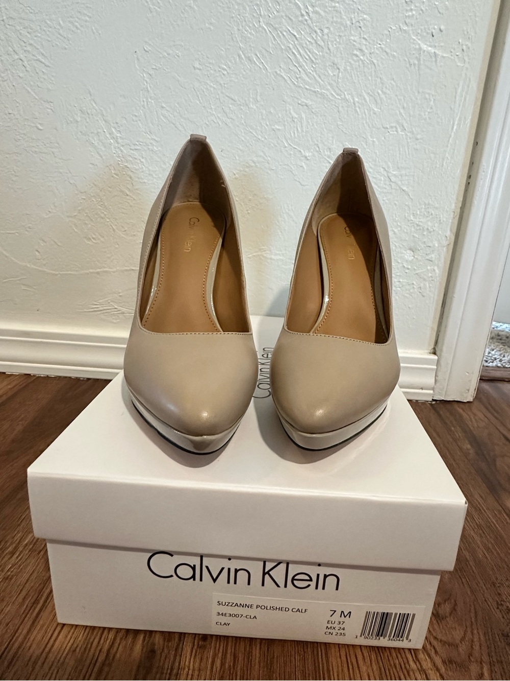 Calvin Klein nude heals - Picture 2 of 4